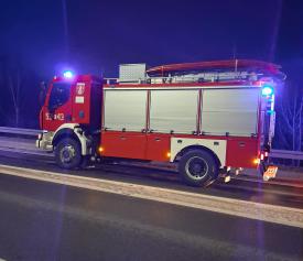 Plama substancji ropopochodnej na drodze. Utrudnienia w ruchu.