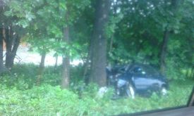 ZEMBRZYCE: Samochód uderzył w drzewo. Kierowca został przewieziony do szpitala.
