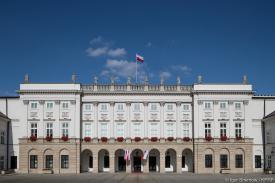Prezydent wprowadza nową praktykę ceremonialną. Flagi z Pałacu Prezydenckiego trafią do szkół i służb.