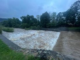 Suska stacja hydrologiczna z przekroczonym stanem ostrzegawczym.