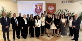 16 nauczycieli z awansem zawodowym. Uroczystość w suskim starostwie.