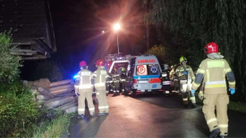 Żarnówka: Samochód osobowy uderzył w budynek gospodarczy. Droga była zablokowana.
