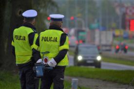 20-latek pędził 103 km/h w terenie zabudowanym. Stracił prawo jazdy i uderzył w budynek.