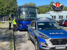 Suscy policjanci dbają o bezpieczeństwo podróżnych. 