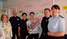 Suscy policjanci i strażacy na dzień dziecka w szpitalu