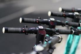 Dzieci do lat 13 nie wjadą na drogę hulajnogą. Od 3 marca nowe przepisy.