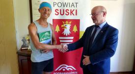 Powiat Suski wspiera Romka Ficka podczas zawodów Ultra-Trail du Mont-Blanc