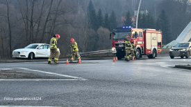 Kolizja dwóch samochodów na skrzyżowaniu w Suchej Beskidzkiej. Utrudnienia w ruchu.