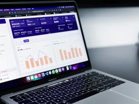 Kiedy warto zlecić kampanię mediową agencji zamiast robić ją wewnętrznie?