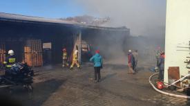 Pożar zakładu stolarskiego w Żarnówce. Podczas działań wypadkowi uległ ratownik OSP