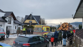 Niebezpieczne zdarzenie w Sidzinie. Drzewo spadło na samochód osobowy.