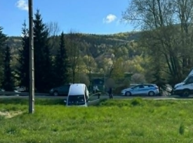 Zdarzenie drogowe na DK28 w Suchej Beskidzkiej. Jeden z pojazdów w rowie.