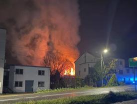 Pożar w Kalwarii Zebrzydowskiej. Do akcji ruszyli również strażacy z powiatu suskiego.