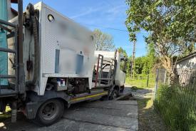Maków Podhalański: zapadnięcie betonowych płyt pod ciężarówką.