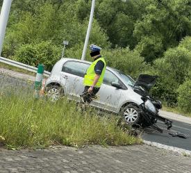 Zderzenie osobówki i dostawczaka na skrzyżowaniu w Suchej Beskidzkiej. 