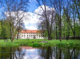Rewitalizacja parku zamkowego w Suchej Beskidzkiej. Miasto inwestuje w zieloną przyszłość.