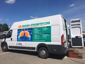 Spirobus Fundacji NEUCA dla Zdrowia ponownie wyruszył w trasę  - akcja bezpłatnych badań płuc w Suchej Beskidzkiej