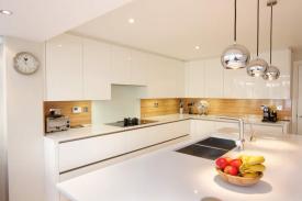 Architekt wnętrz radzi – nowoczesna biała kuchnia na 5 sposobów