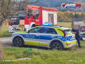 Pożar samochodu w Ślemieniu. Na miejscu strażacy i policja.
