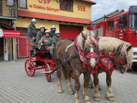 Druhowie z OSP Osielec Górny podtrzymują wielkanocną tradycję śmigusa-dyngusa.