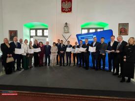 Promesy wręczone.  Blisko 107 mln zł trafi do pięciu powiatów z naszego regionu.