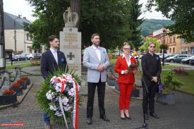 Kwiaty Wołynia w Makowie Podhalańskim. Symboliczny gest pamięci na rynku.