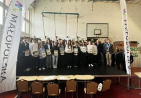 Młodzi mistrzowie wiedzy z powiatu suskiego błyszczą w międzynarodowym konkursie „Leonardo”.