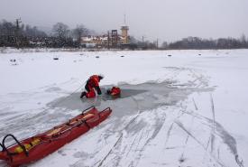 Strażackie ćwiczenia na lodzie