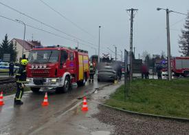 Zderzenie samochodu z pociągiem w Wadowicach. Są poszkodowani i duże utrudnienia.