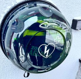 Nowoczesna kapsuła z defibrylatorem AED w OSP Zawoja Górna.