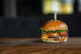 Zdrowy burger – poznaj domowe sposoby na odczarowanie popularnego „fastfooda”.