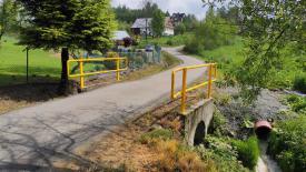 Naprawa: Lokalne mostki zostały wyposażone w barierki 