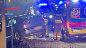 Groźny wypadek w Jachówce. Auto wypadło z drogi.