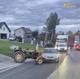 Kolizja ciągnika z samochodem osobowym w Sułkowicach.