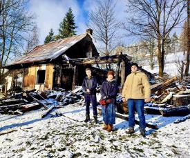Rodzina, której spłonął dom zwraca się o pomoc. 