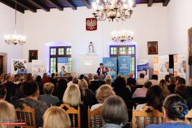 Międzynarodowy Dzień Pielęgniarki i Położnej w Suchej Beskidzkiej – konferencja, wyróżnienia i podziękowania.