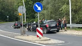Zdarzenie drogowe na skrzyżowaniu w Suchej Beskidzkiej. Na miejscu służby.