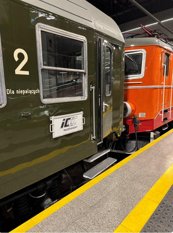 Screenshot_2026_03_09_at_08_48_15_ZAPRASZAMY_W_PODROZ_W_CZASIE_PKP_INTERCITY_URUCHAMIA_POCIAG_NIESPIESZNY_PKP_Intercity